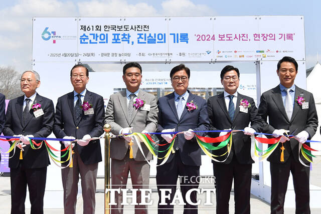 유인촌 문화체육관광부 장관, 권영세 국민의힘 비상대책위원장, 이호재 한국사진기자협회장, 우원식 국회의장, 박찬대 더불어민주당 대표 직무대행 겸 원내대표, 오세훈 서울시장(왼쪽부터)이 개막을 알리는 커팅식을 하고 있다. /사진공동취재단