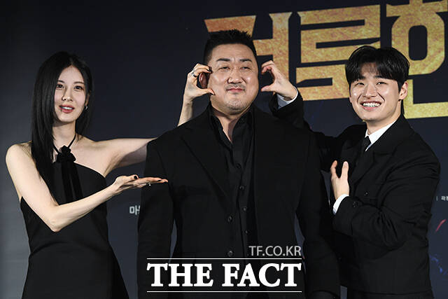 서현(왼쪽)은 샤론은 독보적으로 특이한 캐릭터라고 생각해서 한눈에 봐도 각인시킬 수 있는 스타일링을 선보이기 위해 노력했다고 말했다. /서예원 기자