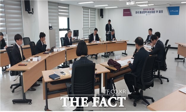 인천시 및 유관기관 관계자들이 18일 미국 통상정책 비상대응 TF 실무 회의를 개최하고 팀별 역할 분담과 세부 대응 방안을 논의했다. /인천시