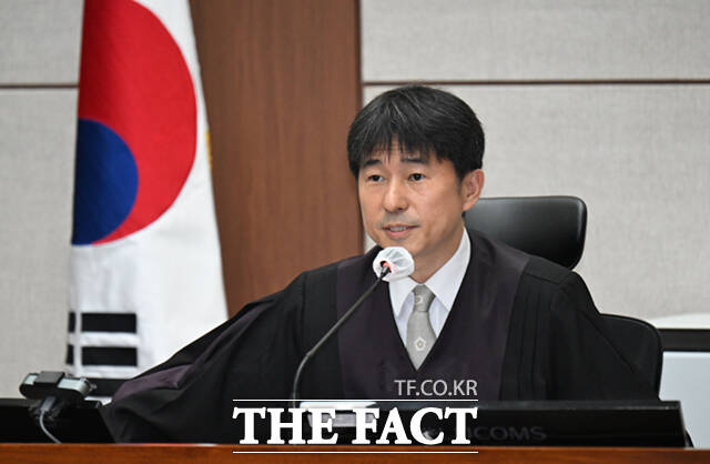 윤석열 전 대통령이 21일 서울 서초동 서울중앙지법에서 열린 내란 우두머리 혐의 형사재판 2번째 공판에서 취재진들의 퇴장을 명령하고 있다. /사진공동취재단