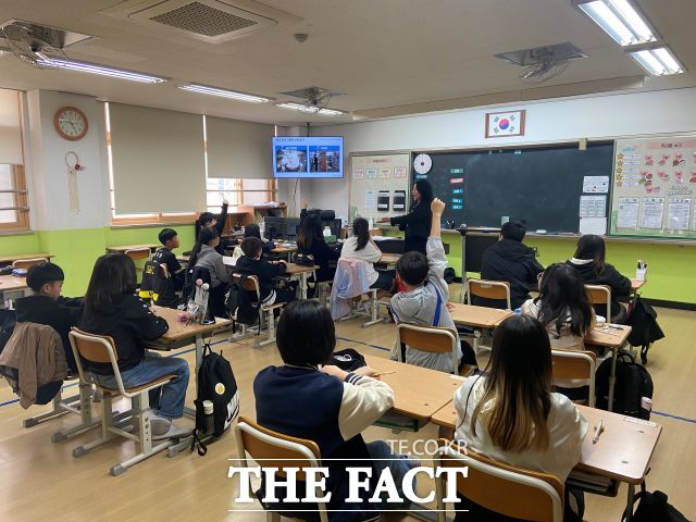 ‘2025 학교로 찾아가는 노동인권 교육’에 참가한 학생들이 ‘노동인권 존중 및 판단 방법’에 대한 강의를 듣고 있다./인천시교육청