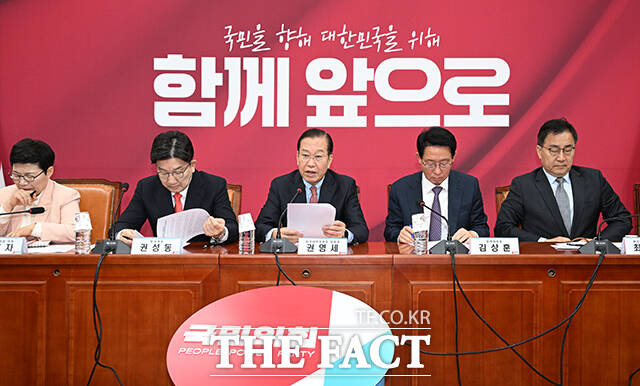 권영세 국민의힘 비상대책위원장(가운데)이 21일 당의 문을 활짝 열겠다며 잠시 당을 떠났거나 다른 정당에 몸담았던 인사들의 복당 신청을 받겠다고 밝혔다. /국회=박헌우 기자