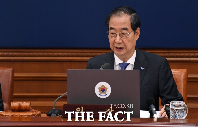 한덕수 대통령 권한대행 국무총리의 대선 차출론이 현실로 다가오는 분위기다. 한 권한대행은 대선 출마를 고민 중이라는 취지의 입장을 전한 데 이어, 주말 사이에는 대권 주자들의 필수 코스로 꼽히는 대형 교회를 찾아 여러 해석을 낳았다. /임영무 기자