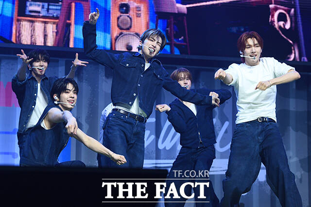 그룹 투어스(TWS)가 21일 오후 서울 용산구 블루스퀘어 SOL트래블홀에서 열린 미니 3집 TRY WITH US(트라이 위드 어스) 발매 기념 쇼케이스에서 타이틀곡 마음 따라 뛰는 건 멋지지 않아? 무대를 펼치고 있다. /서예원 기자