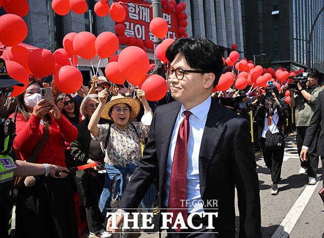 한동훈 국민의힘 대선 경선 후보가 20일 서울 강서구 ASSA아트홀에서 열린 대선 후보자 1차 경선 B조 조별 토론회에 도착해 지지자들에게 인사하고 있다. /국회사진취재단