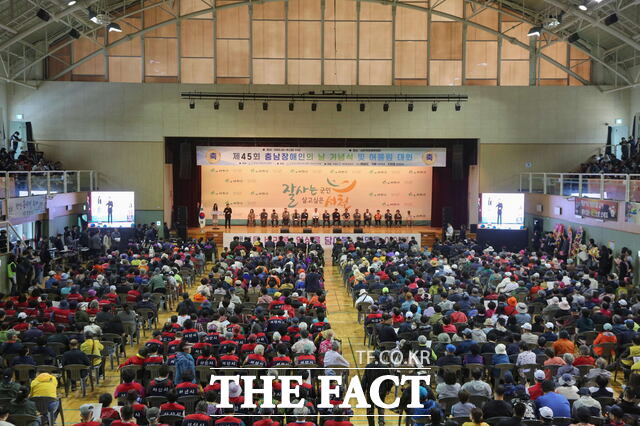 제45회 충남도 장애인의 날 기념식 및 어울림대회가 18일 서천군에서 3000여 명이 참가한 가운데 성황리에 마무리됐다. /서천군