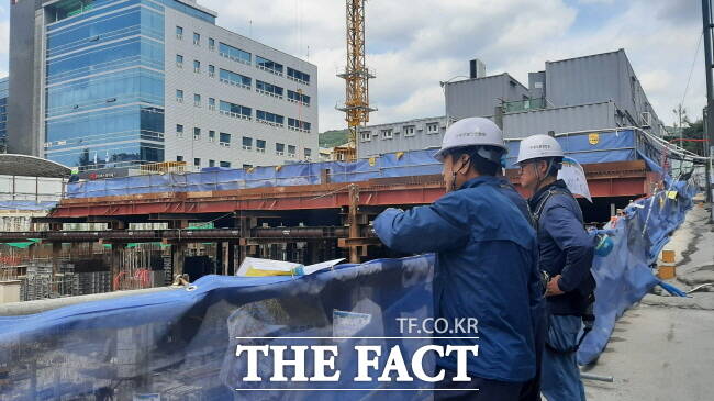 성남시 관계자들이 대형 공사장을 점검하고 있는 모습./성남시