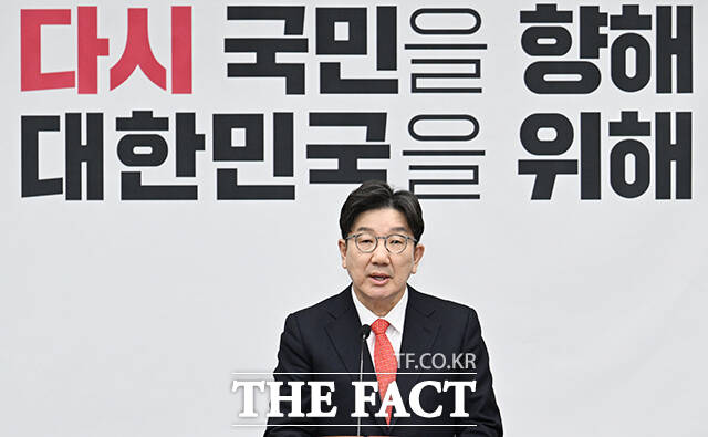 권성동 국민의힘 원내대표는 21일 이재명을 비판하면 국회의원 마이크까지 꺼버리는 의회독재의 세상이 열렸다고 비판했다. /박헌우 기자