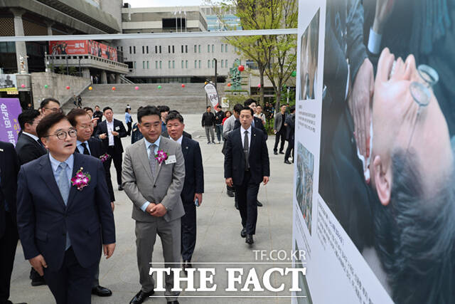 우원식 국회의장이 이호재 한국사진기자협회장과 함께 전시를 관람하고 있다. /사진공동취재단