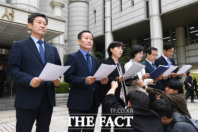 서영교 더불어민주당 의원(왼쪽에서 세 번째)이 21일 오전 서울 서초구 서울중앙지방법원 앞에서 윤석열 전 대통령의 내란 우두머리 혐의 사건 두 번째 공판을 앞두고 열린 윤석열 내란진상조사단 기자회견에 참석해 발언하고 있다. /서예원 기자