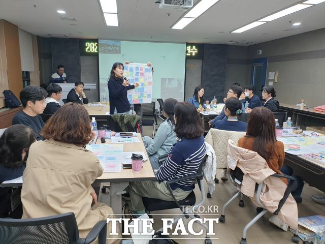 ‘2025 평화교육 전문가 양성 워크숍’에 참가한 교사들이 ‘인천형 평화교육 실천 방안’에 대해 토론하고 있다./인천시교육청