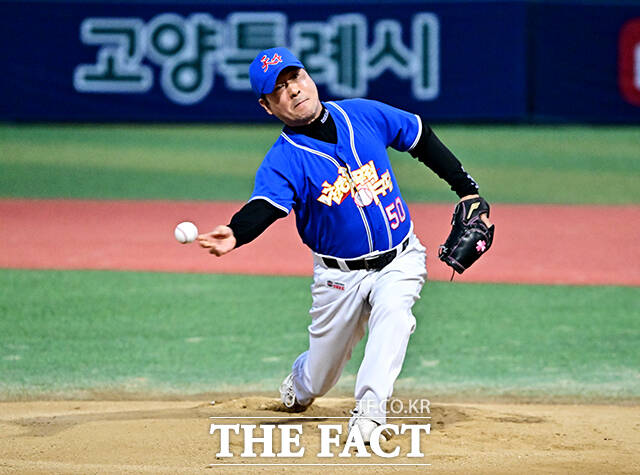 투구하는 천하무적 선발 투수.