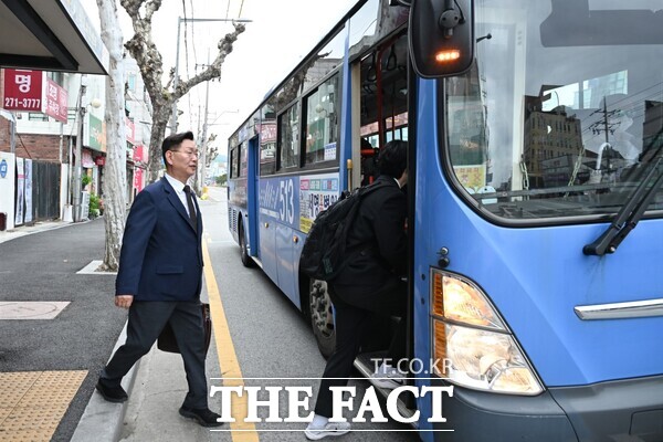 김제선 대전 중구청장이 21일 시내버스로 출근하고 있는 모습./대전 중구