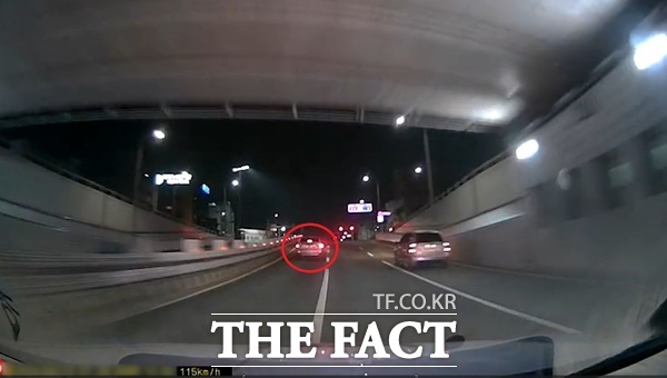 지난달 10일 오전 1시 7분경 대전 동구 일대에서 음주운전이 의심되는 차량(빨간 원)이 발견돼 경찰이 추격을 하고 있는 모습. 사진 하단의 순찰차 블랙박스에 표시된 속도계를 살펴보면 음주운전 의심 차량의 속도가 가늠할 수 있다. /대전 경찰