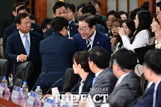이날 간담회에 참석한 이재명 예비후보가 국내 증권사 센터장들과 악수를 하며 인사하는 모습.