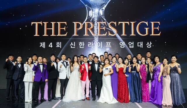 지난 17일 인천 인스파이어 엔터테인먼트 리조트에서 열린 2025 신한라이프 영업대상 시상식에서 이영종 사장(앞줄 왼쪽에서 여덟 번째)이 수상자 및 관계자들과 기념 촬영을 하고 있다. /신한라이프