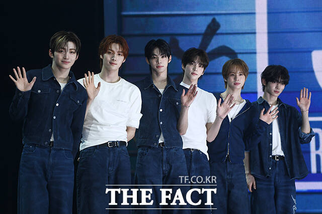 그룹 투어스(TWS)의 지훈과 영재, 도훈, 신유, 경민, 한진(왼쪽부터)이 21일 오후 서울 용산구 블루스퀘어 SOL트래블홀에서 열린 미니 3집 TRY WITH US(트라이 위드 어스) 발매 기념 쇼케이스에 참석해 포즈를 취하고 있다. /서예원 기자