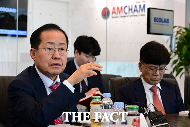 주한미국상공회의소(암참)에서 제임스 김 주한미국상공회의소 회장 등과 간담회 갖는 홍준표 후보.