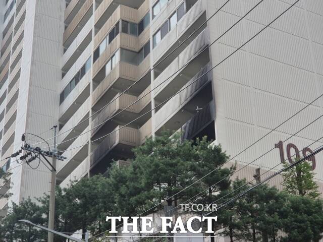 서울 관악구 봉천동 한 아파트에 농약살포기를 사용해 방화한 것으로 추정되는 60대 남성 A 씨가 유서를 남기고 현장에서 사망했다. 이번 화재로 1명이 숨지고 13명이 다쳤다./송호영 기자