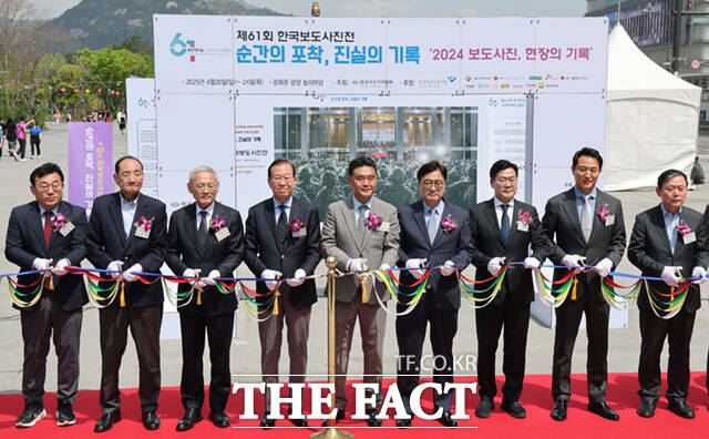 21일 서울 종로구 광화문 광장에서 열린 제61회 한국보도사진전 순간의 포착, 진실의 기록 개막식에서 참석자들이 개막을 알리는 커팅식을 하고 있다. 왼쪽부터 박종현 한국기자협회장, 김효재 한국언론진흥재단 이사장, 유인촌 문화체육관광부 장관, 권영세 국민의힘 비상대책위원장, 이호재 한국사진기자협회장, 우원식 국회의장, 박찬대 더불어민주당 대표 직무대행 겸 원내대표, 오세훈 서울시장, 이태규 한국신문방송편집인협회장. /사진공동취재단