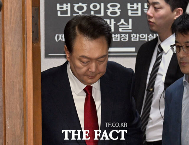 윤석열 전 대통령이 21일 서울 서초동 서울중앙지법에서 열린 내란 우두머리 혐의 형사재판 2번째 공판에 출석하고 있다. /사진공동취재단