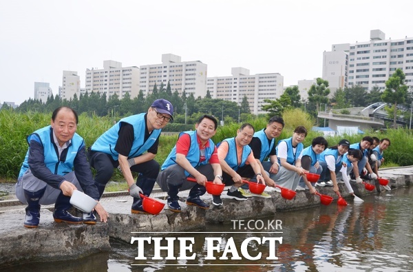 환경생태보존회가 주최하고 대전봉사체험교실과 호국보훈기념사업회가 주관한 제 47회차 토종치어 방류 행사가 19일 대전 서구 정림동 천변에서 자원봉사자 80명이 참석한 가운데 열렸다./대전봉사체험교실