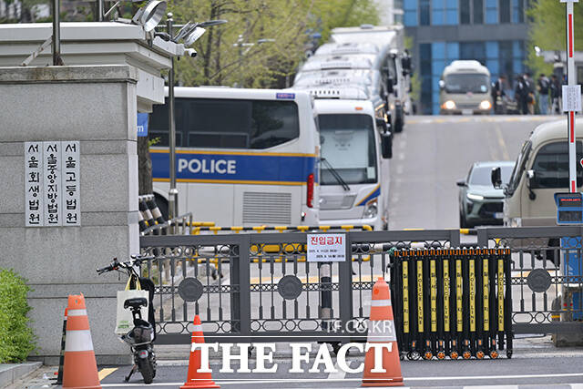 내란 우두머리 혐의로 기소된 윤석열 전 대통령의 두 번째 재판이 열린 21일 서울 서초구 서초동 일대는 윤 전 대통령을 지지하거나 반대하는 시민들로 소란이 빚어졌다. 다만 윤 전 대통령 지지자들은 30여명이 모이면서 이전에 비해 확연히 줄어든 모습이었다. /사진공동취재단