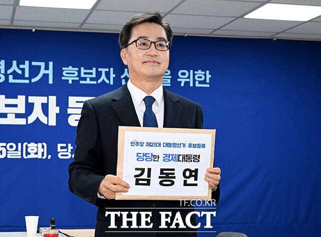 김동연 더불어민주당 대선 경선 후보가 개헌을 통해 5·18 민주화운동 정신을 헌법 전문에 수록하겠다고 밝혔다. /배정한 기자