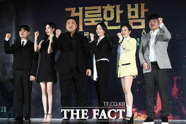 거룩한 밤: 데몬 헌터스는 악을 숭배하는 집단에 의해 혼란에 빠진 도시, 특별한 능력을 가진 어둠의 해결사 거룩한 밤 팀 바우 샤론 김군이 악의 무리를 처단하는 오컬트 액션 영화다. /서예원 기자