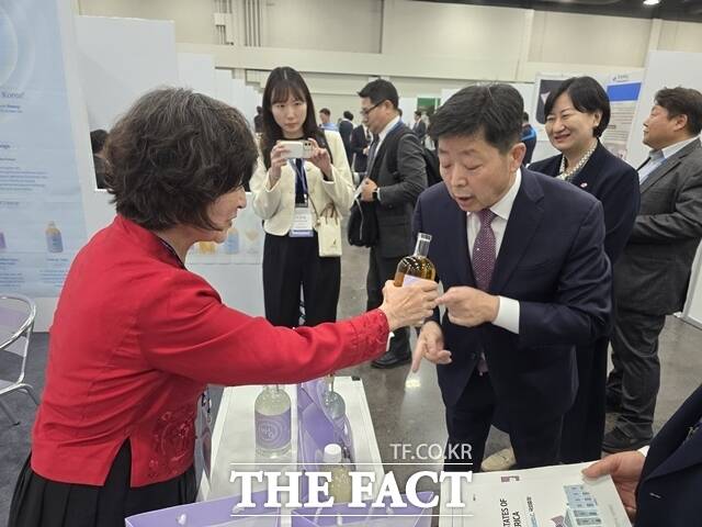 박정주 충남도 행정부지사(오른쪽)가 미국 애틀란타에서 열린 2025 세계한인비즈니즈대회 충남관을 방문해 기업인을 격려하고 있다. /충남도