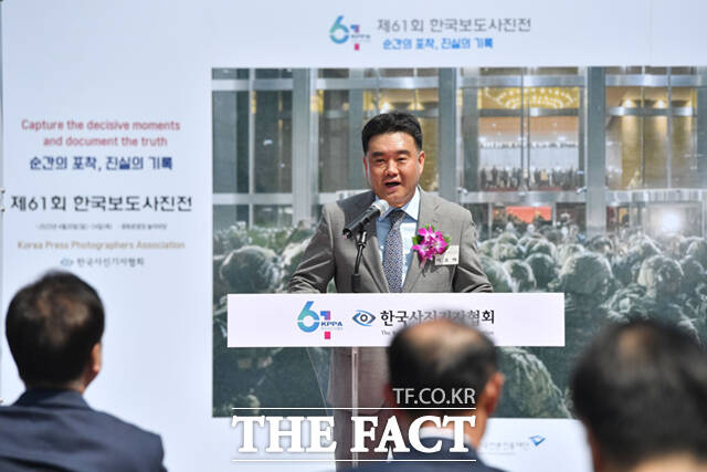 이호재 한국사진기자협회장이 21일 서울 종로구 광화문 광장에서 열린 제61회 한국보도사진전 순간의 포착, 진실의 기록 개막식에서 인사말을 하고 있다. /사진공동취재단
