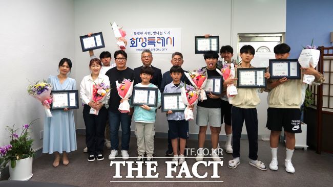 화성시가 황구지천 화재 초기 진화에 기여한 시민 8명에게 표창장을 수여했다. /화성시