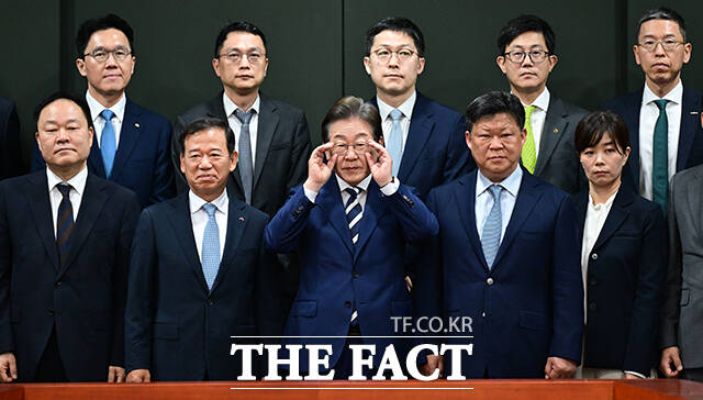 이재명 더불어민주당 대선 예비후보(앞줄 가운데)가 21일 오전 서울 여의도 금융투자협회에서 자본시장 활성화를 위한 정책간담회 기념촬영을 앞두고 안경을 고쳐쓰고 있다. /남윤호 기자