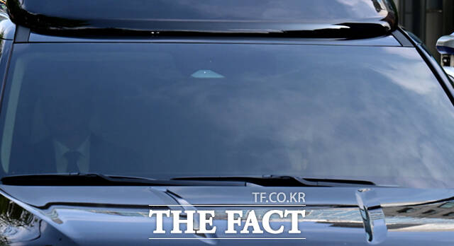 내란 우두머리 혐의로 기소돼 2차 공판을 앞둔 윤석열 전 대통령 차량이 21일 서울 서초구 서울중앙지방법원에 들어서고 있다. /이새롬 기자