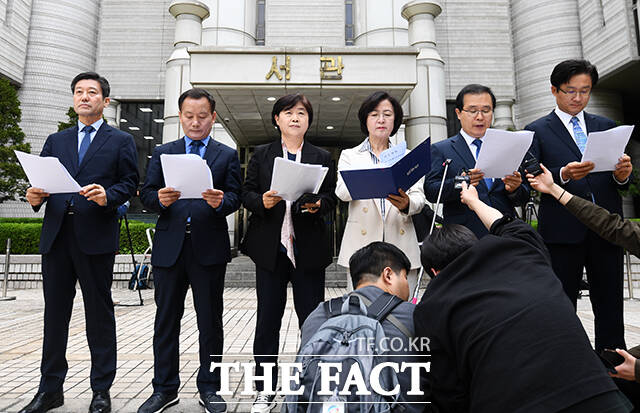 이건태 더불어민주당 의원(왼쪽에서 다섯 번째)이 21일 오전 서울 서초구 서울중앙지방법원 앞에서 윤석열 전 대통령의 내란 우두머리 혐의 사건 두 번째 공판을 앞두고 윤석열 내란진상조사단 기자회견을 열고 발언하고 있다. /서예원 기자