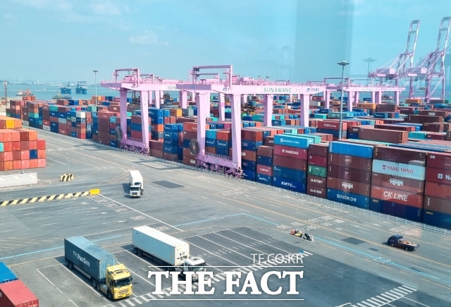 지난 1~20일 수출 339억달러, 수입 340억달러로 전년동기대비 각각 5.2%, 11.8% 감소했다. 무역수지는 이달 1억달러 적자를 기록했다. /더팩트 DB