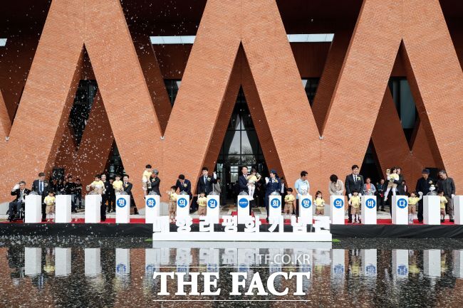 21일 매향리평화기념관 개관식에서 주요 참석자들이 평화와 희망의 메시지를 담은 나비날리기 퍼포먼스를 하고 있다./화성시