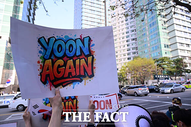 자유대한국민연대는 태극기와 성조기를 들고 윤 전 대통령의 무죄를 촉구했다. 이들은 사전투표 폐지 손팻말을 들고 연신 윤 어게인을 외쳤다. /남윤호 기자