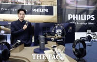  이진욱 '필립스 신제품 전기면도기 소개할게요' [포토]