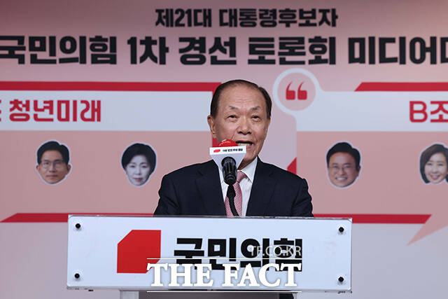 국민의힘 3차 경선 진출자 2명은 선거인단 투표 50%, 국민 여론조사 50%로 선출한다. 오는 27~28일 조사를 진행해 29일 결과를 발표한다. 1명의 후보가 과반 이상 득표율을 기록하면 그대로 최종 후보로 선출된다. 사진은 황우여 당 선관위원장. /국회사진취재단