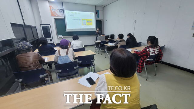 서천군이 지역 민간기록물 발굴과 보존을 위해 마을기록활동가 양성과정 교육을 실시하고 있다. /서천군