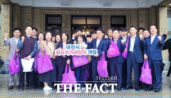 농협 대전본부는 22일 옛 충남도청 광장에서 대전 지역 농축산물의 판로를 확대하고자 2025년 화요 직거래장터를 열었다. /대전농협