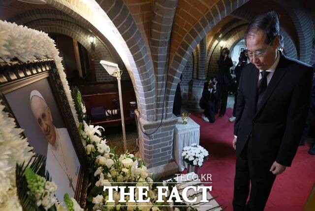 한덕수 대통령 권한대행 국무총리는 22일 고(故) 프란치스코 교황 분향소를 찾아 조문하고 늘 겸손하고 소탈하신 모습으로 가난한 이들과 사회적 약자에 대한 사랑을 실천하신 교황께 깊은 감사와 애도를 표한다고 말했다. /뉴시스