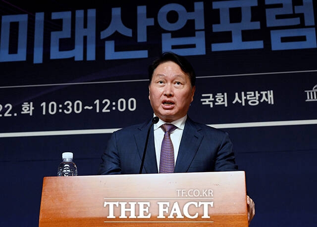 최태원 SK그룹 회장 겸 대한상의 회장이 22일 서울 여의도 국회 사랑재에서 열린 미래산업포럼 발족식에서 기조연설을 하고 있다. /배정한 기자