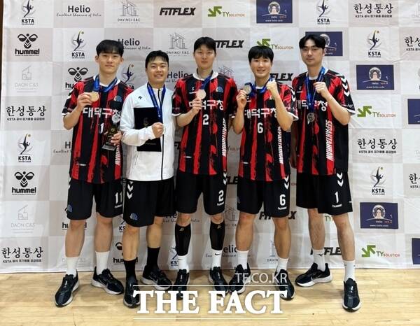 대덕구 세팍타크로팀 선수들이 22일 제36회 회장기 세팍타크로대회에서 준우승을 거둔 후 기념사진을 촬영하고 있다. /대덕구
