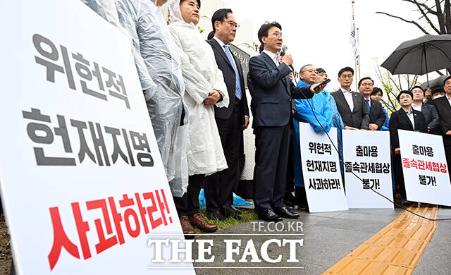 김민석 더불어민주당 최고위원(가운데)이 22일 오전 서울 종로구 정부서울청사 앞에서 한덕수 대통령 권한대행 국무총리의 졸속 관세 협상을 규탄하는 기자회견을 갖고 있다. /임영무 기자