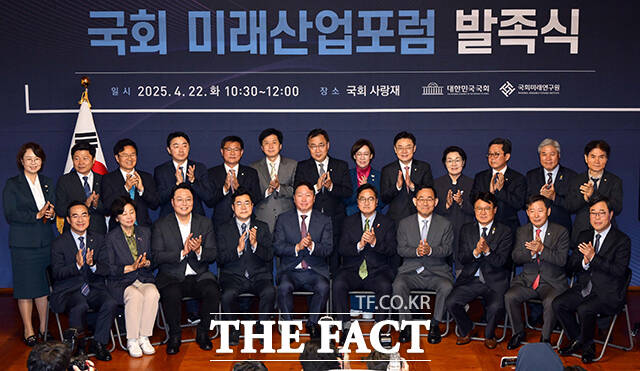 기념사진 촬영하는 우원식 국회의장, 주호영 국회부의장, 최태원 대한상공회의소 회장을 비롯한 잠석자들.