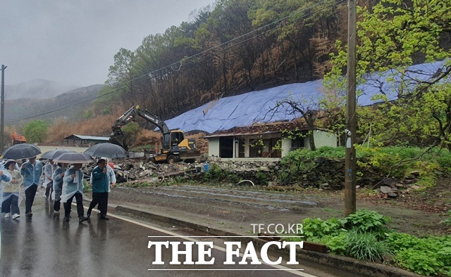 박명균 경남도 행정부지사가 22일 산불 피해가 가장 컸던 산청군 시천면 중태마을을 방문해 철거 작업 진행 상황을 꼼꼼히 점검하고 있다./경남도