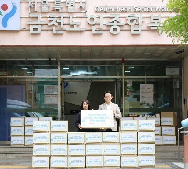 이지선 금천노인종합복지관 부장(왼쪽)과 권도혁 사단법인 좋은변화 이사가 컴투스 선물 상자 전달식에서 기념 사진을 찍고 있다. /컴투스