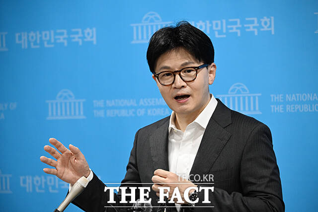 국민의힘 대선 후보 2차 경선에 진출하게 된 한동훈 후보가 22일 이기는 선택은 오직 저 한동훈이 유일하다며 감사의 뜻을 전했다. 국회 소통관에서 정책 비전을 발표를 마치고 취재진의 질문에 답하는 한 후보. /박헌우 기자